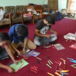 SEE-Lernen: feinmotorische Fähigkeiten entwickeln; schneiden, flechten, kleben, gestalten.